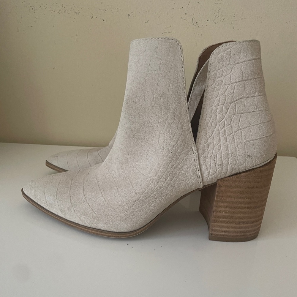 Steve Madden White Point Toe Textured Booties Siz… - image 1